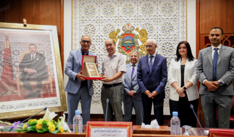 الرباط. : تتويج الصحافي جمال الدين بن العربي بجائزة الصحافة البرلمانية في دورتها السادسة …
